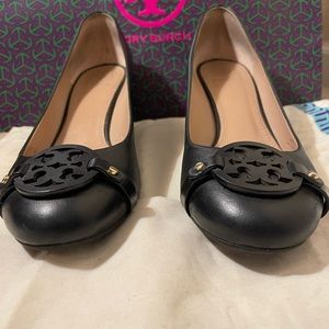 Tory Burch Black Leather Black Logo Wedges Pumps Sz 12